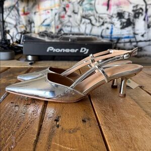 NWT Elegant Silver Slingback Kitten Heel Sandal